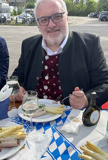 MdB Erich Irlstorfer an der Rekord-Spargeltafel in Schrobenhausen (©Foto.Martin Schmitz)